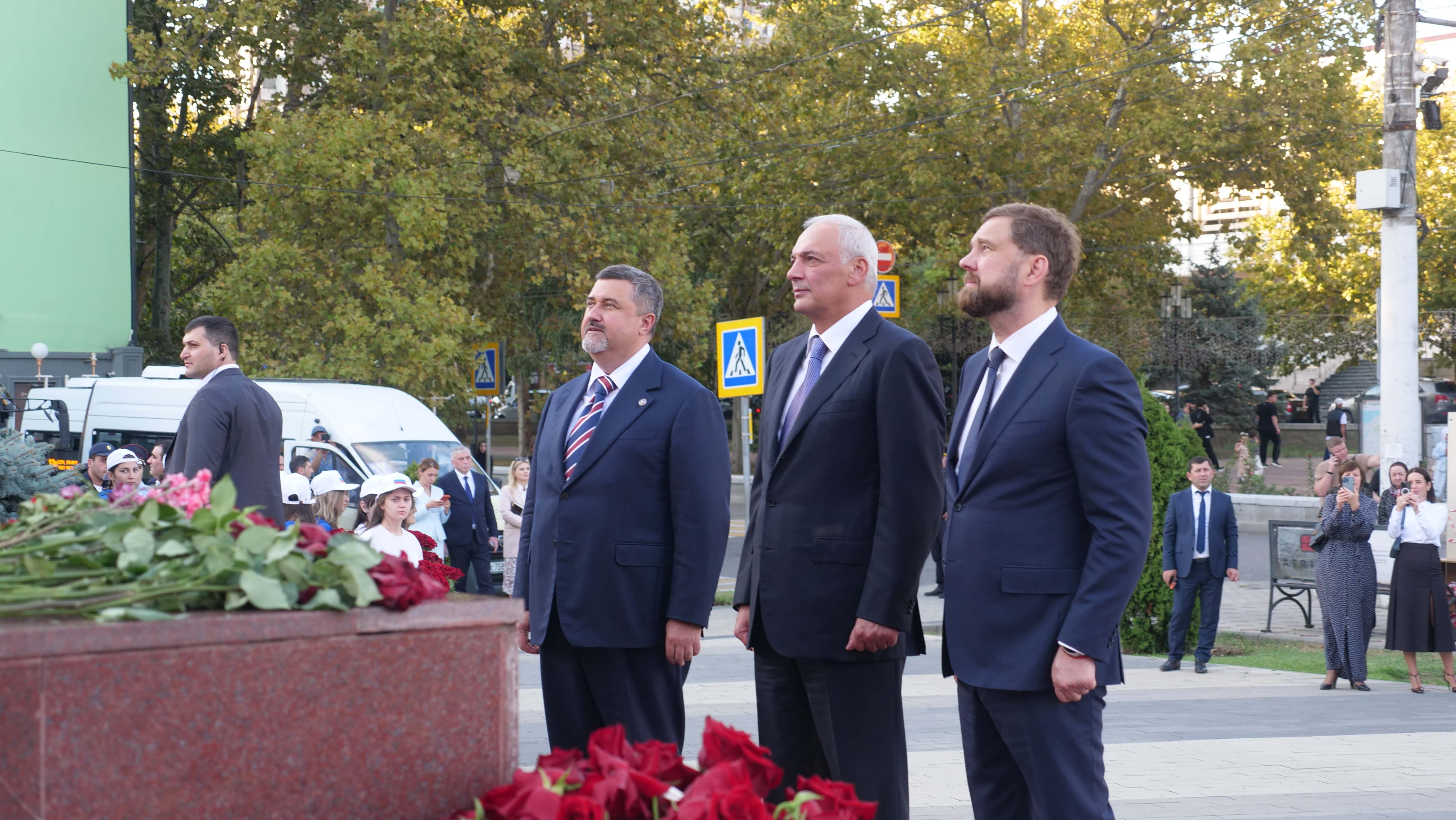В Махачкале прошла церемония возложения цветов к памятникам Магомедали Магомедову и Расулу Гамзатову