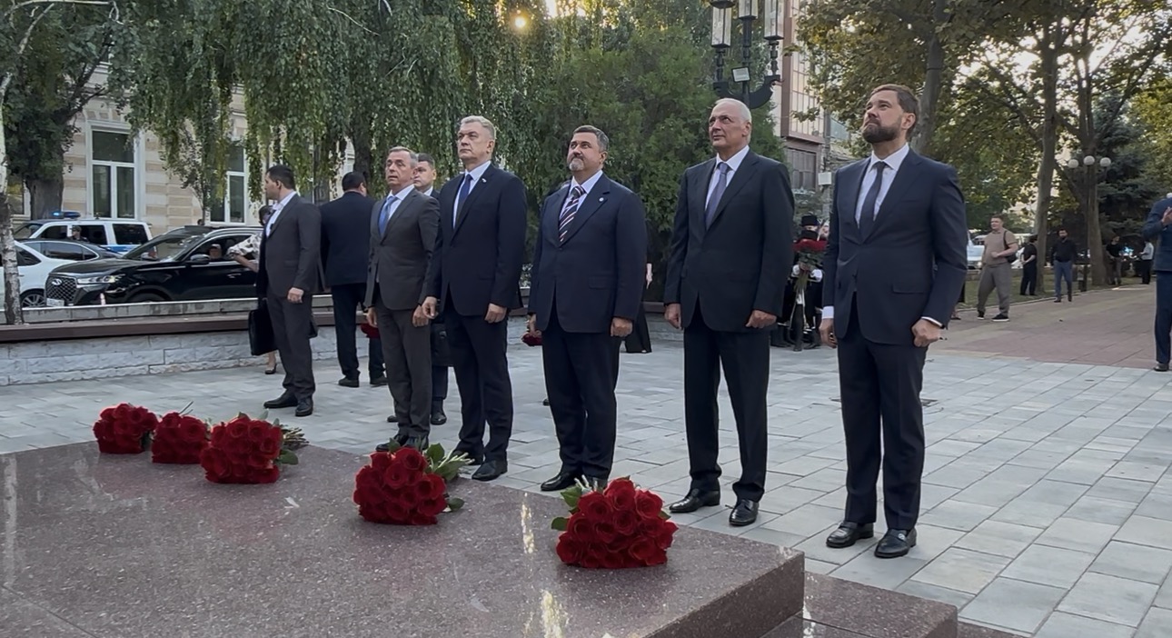 В Махачкале прошла церемония возложения цветов к памятникам Магомедали Магомедову и Расулу Гамзатову